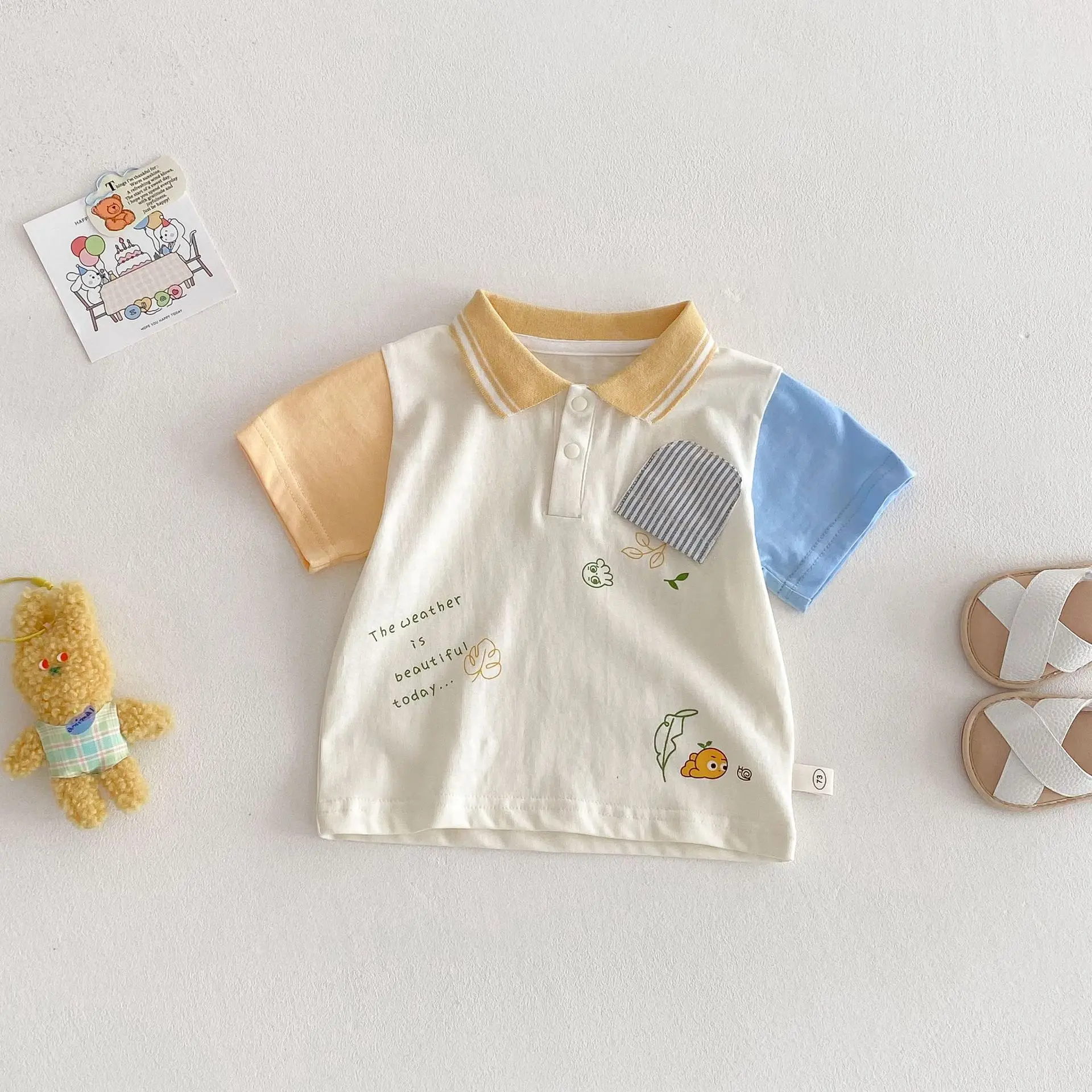 Farbblockiertes Poloshirt für Kinder, 2025, neuer Sommer, koreanische Ausgabe für Jungen, Buchstaben-T-Shirt, dünnes Baby-Mode-Streifen-Sommerkleid