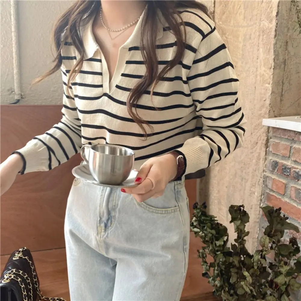 เสื้อแขนยาวลายทางคอวีลำลองทรงเข้ารูป แต่งปกเสื้อสไตล์ Y2K ผ้าถักแบบแพทช์เวิร์ค เสื้อยืดแขนยาวลายทางบางเบาสำหรับฤดูใบไม้ผลิและฤดูใบไม้ร่วง