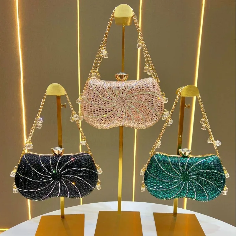 

Модная женская вечерняя сумочка 2026 года с блестящими стразами — стильная и элегантная сумка, которую можно сочетать с вечерними платьями.