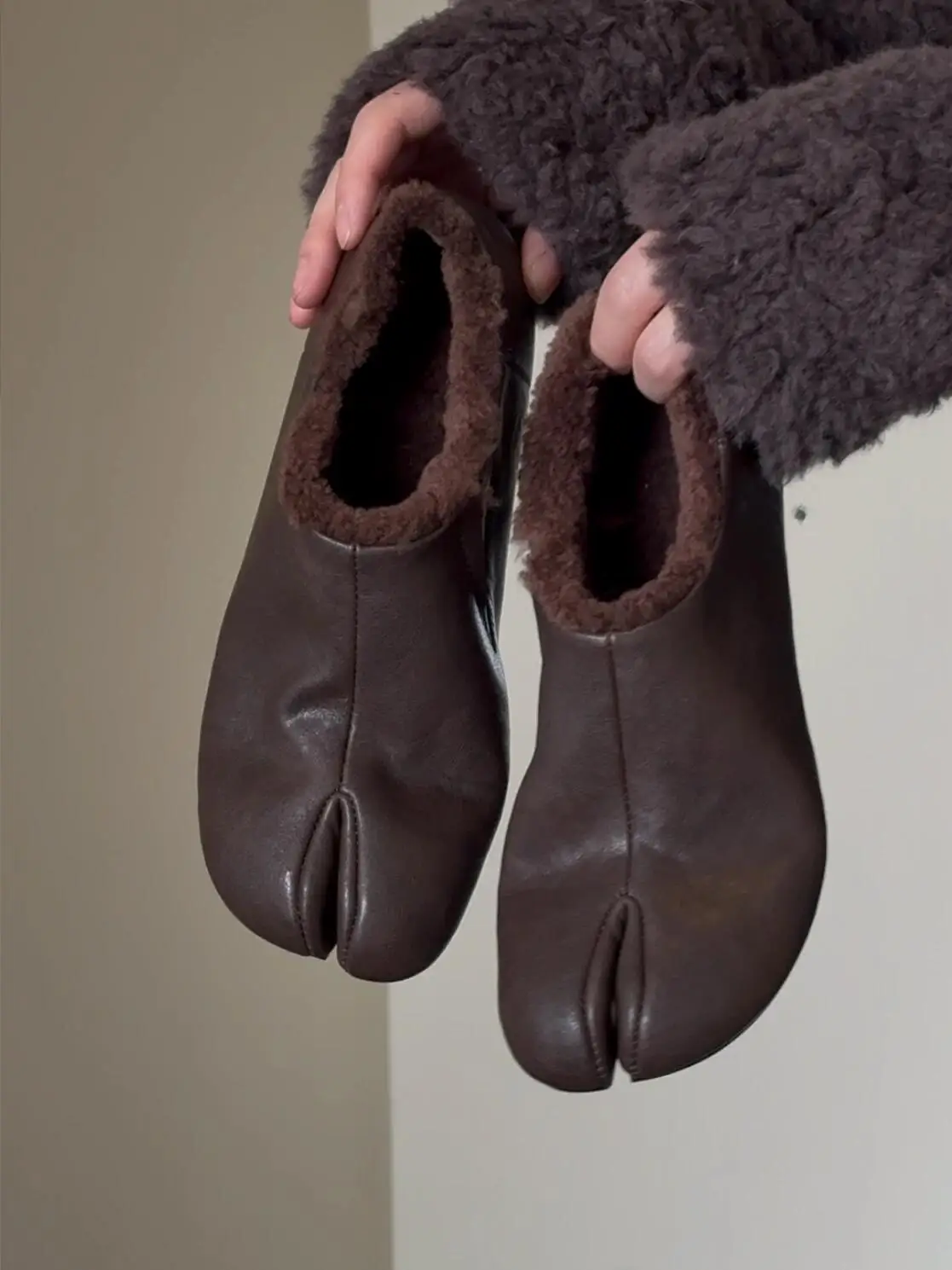 

Women's Leather Split-Toe Slippers Faux Fur Lining Cozy Minimalist Design for Indoor Wear or Casual Cold-Weather Relaxed Outfits