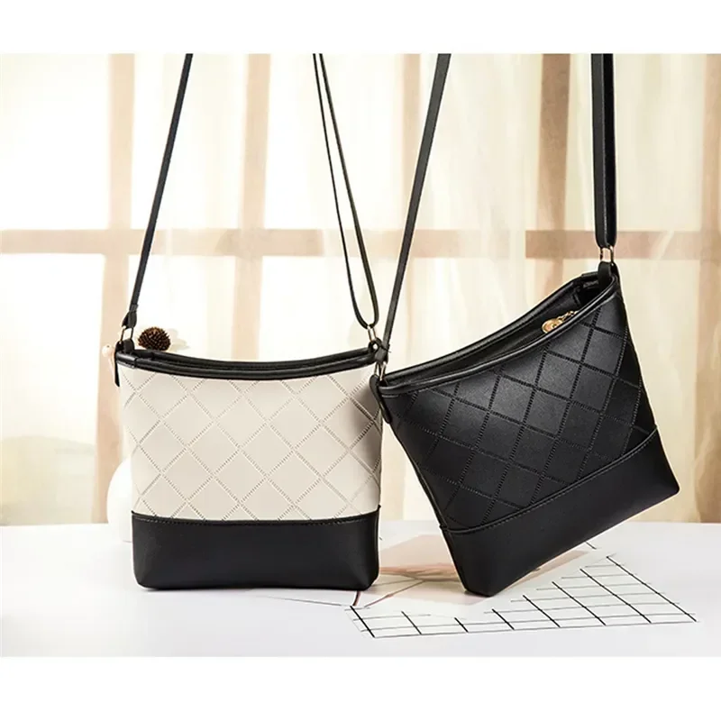 2023 New Korean Edition Bag Women\'s Checkered One Shoulder Contrast Water Bucket Bag Mobile Phone Bag Tramp Bag