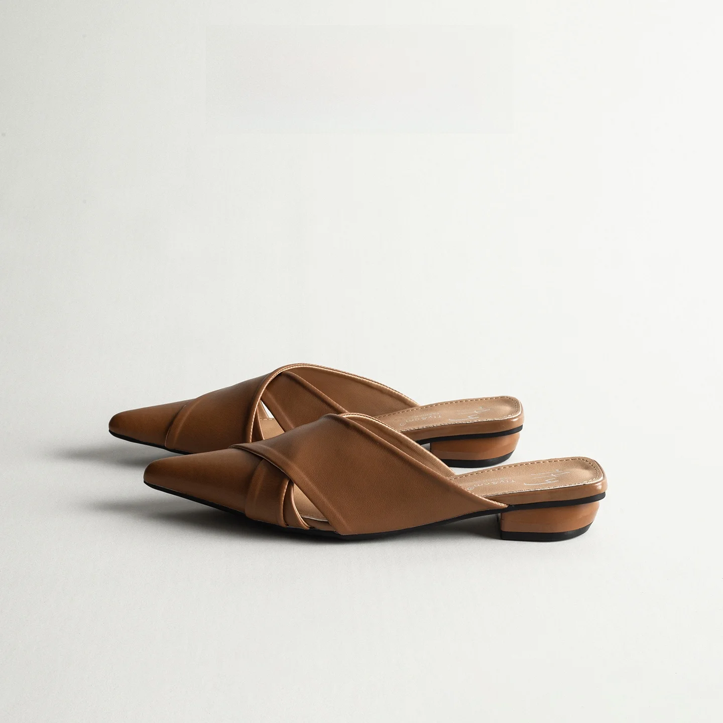 

Leather Pointed Toe Semi Slippers Women's Summer Versatile Lazy Slip-On Elegant Outdoor Wear Head Mule Shoes Cross Strap