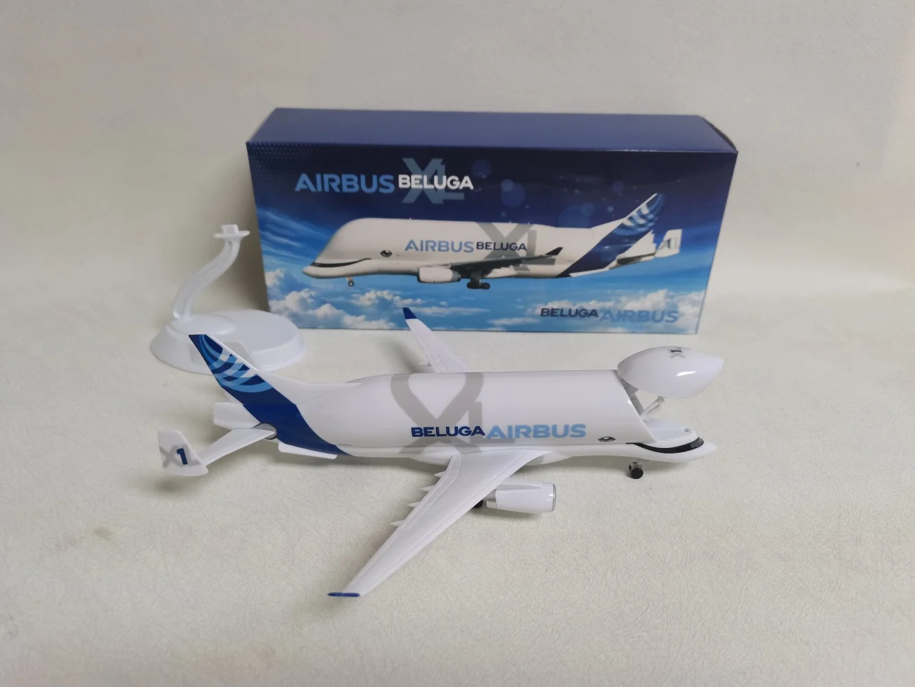 20cm A330 Beluga Plastic Model Airplanes Openable Cabin Door Diecast Aircraft Model With Stand For Aviation Enthusiast Souvenir