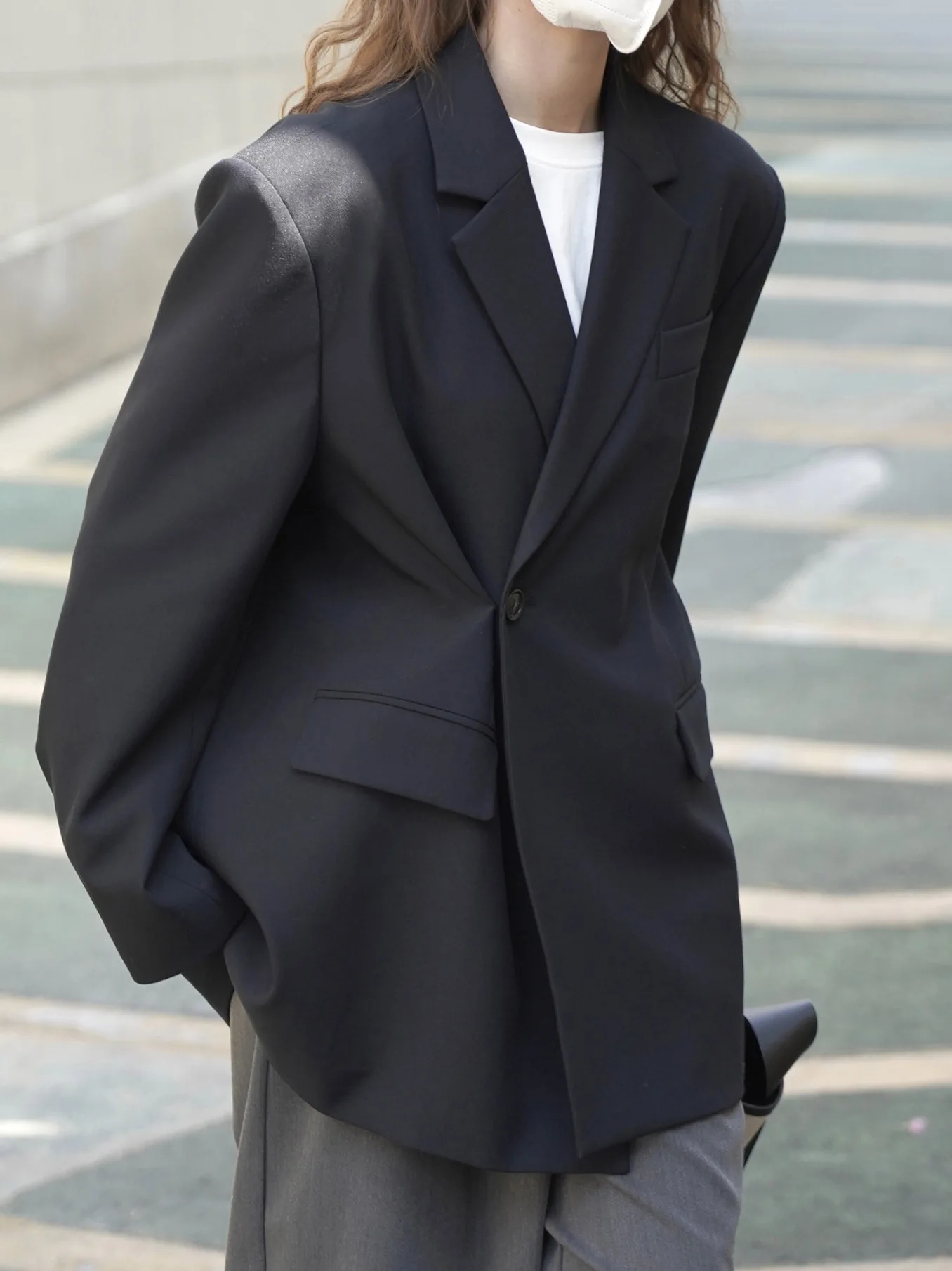 تصميم عصري على الطراز الكوري الجديد للشتاء مع فتحة مائلة وفتحة خلفية، بدلة فضفاضة مناسبة، سترة تنحيف للنساء