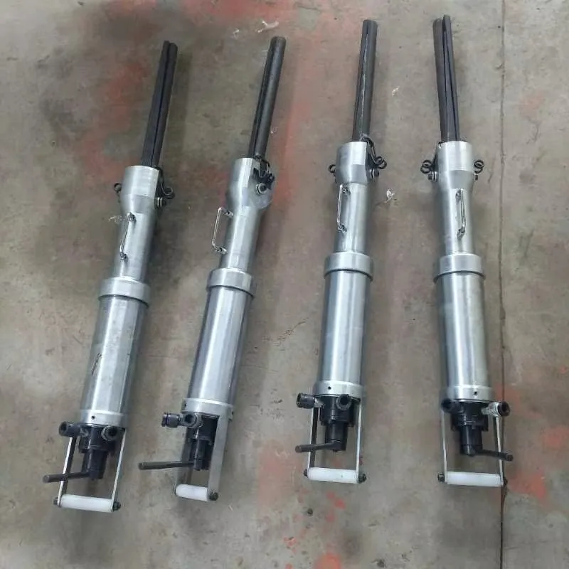 

Гидравлический камнекол для разрушения камня и бетона в горнодобывающей промышленности, карьерах, при сносе зданий и строительных работах