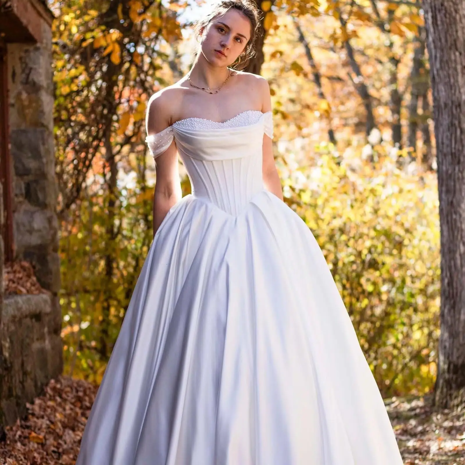 Abiti da sposa con perle con spalle scoperte per la sposa Abito da ballo da sposa plissettato in raso a trapezio con scollo a cuore