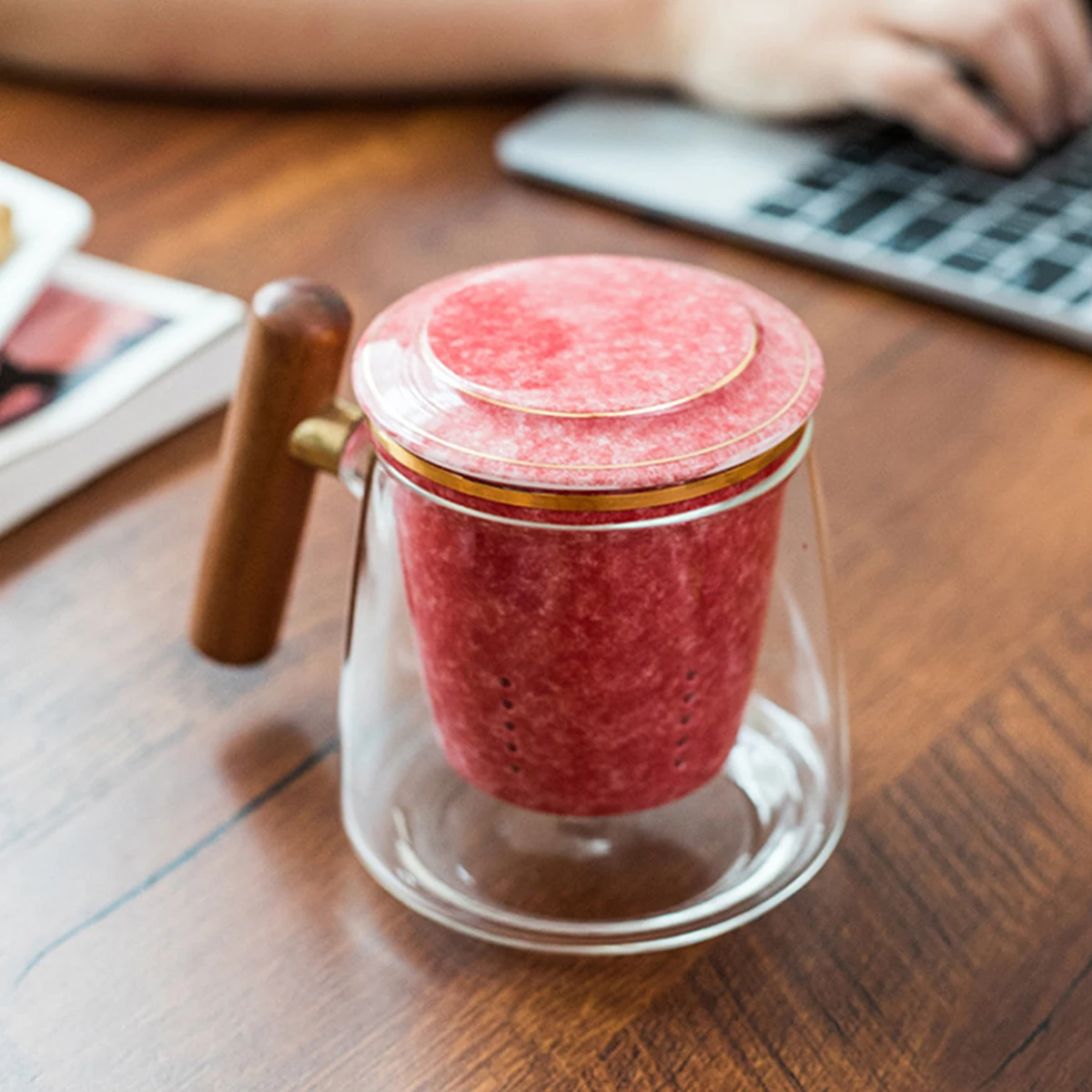 

1Set Wooden Handle Glass Tea Mug Safe Portable 400ml Retro Style Drinks Cup Anti-Slip Lid Glass Tea Cup Handheld Coffee Mug