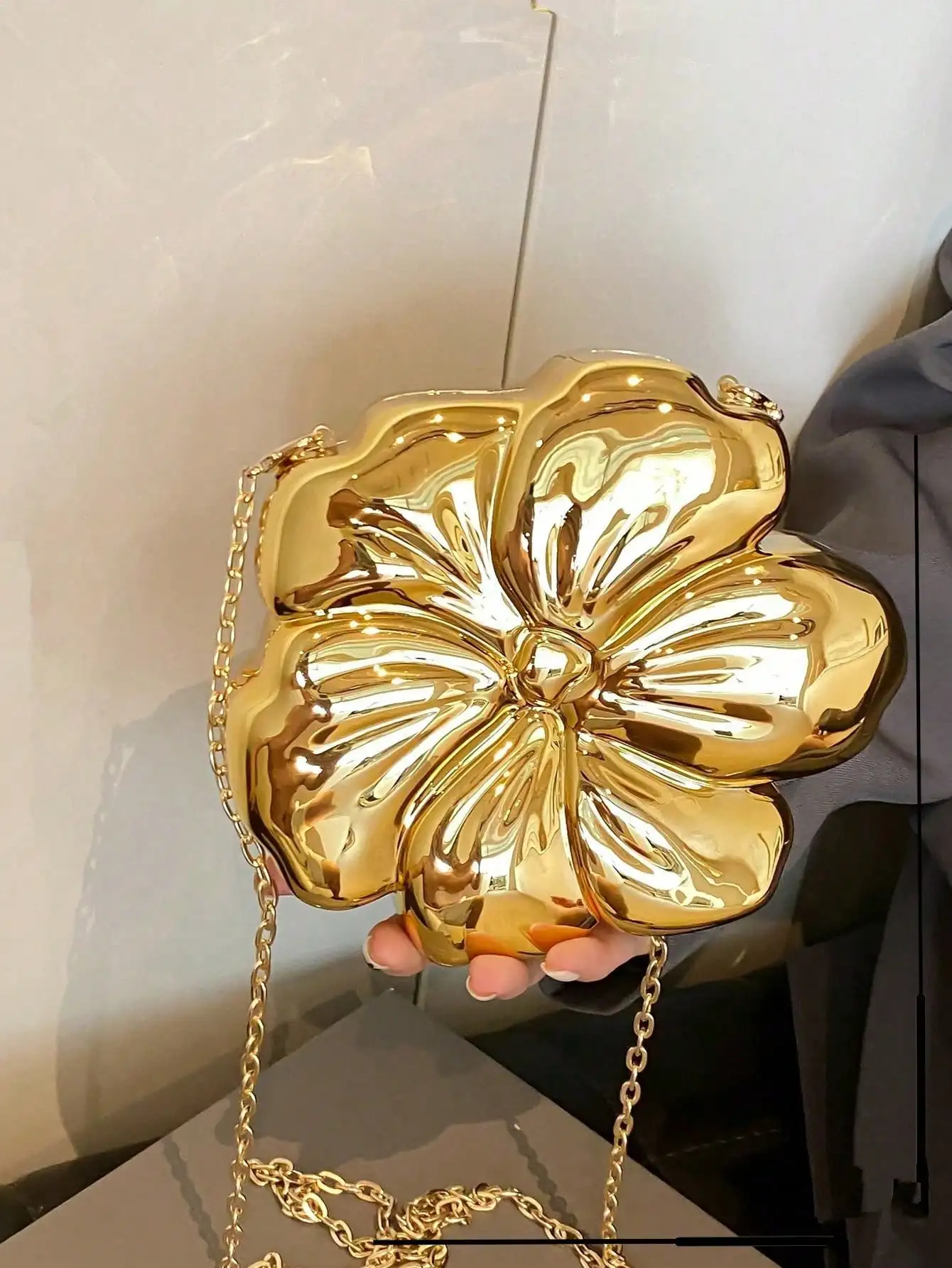 

Золотистая металлическая сумка-кроссбоди с цепочкой в форме цветка для женщин