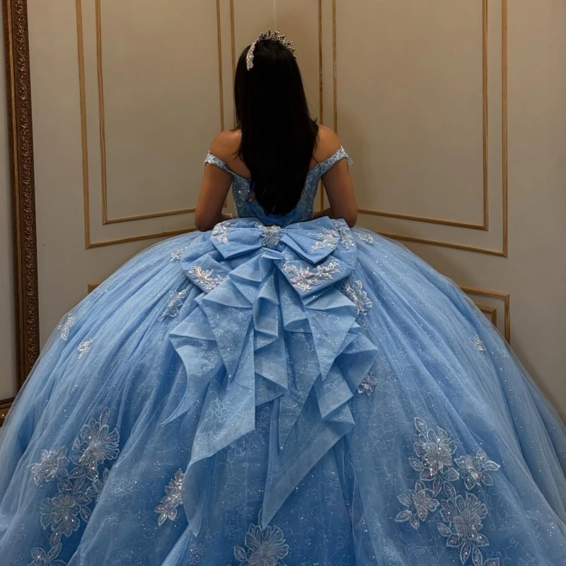 فساتين Quinceanera باللون الأزرق الملكي اللامع ثوب حفلة قبالة الكتف مزين بالدانتيل مطرز بفيونكة كريستال تول مشد حفلة عيد ميلاد