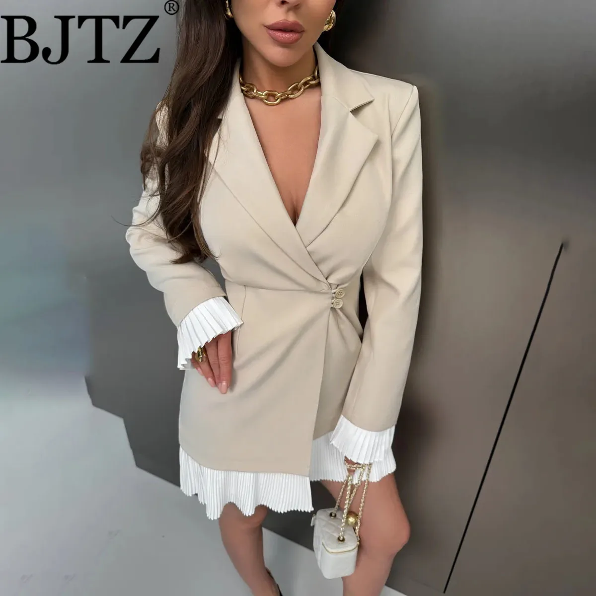 

Женское платье-блейзер BJTZ 2026 Весна-Осень - Асимметричный фасон с плиссированным подолом, длинными рукавами и воротником-стойкой, с элементами пэчворка и оборками