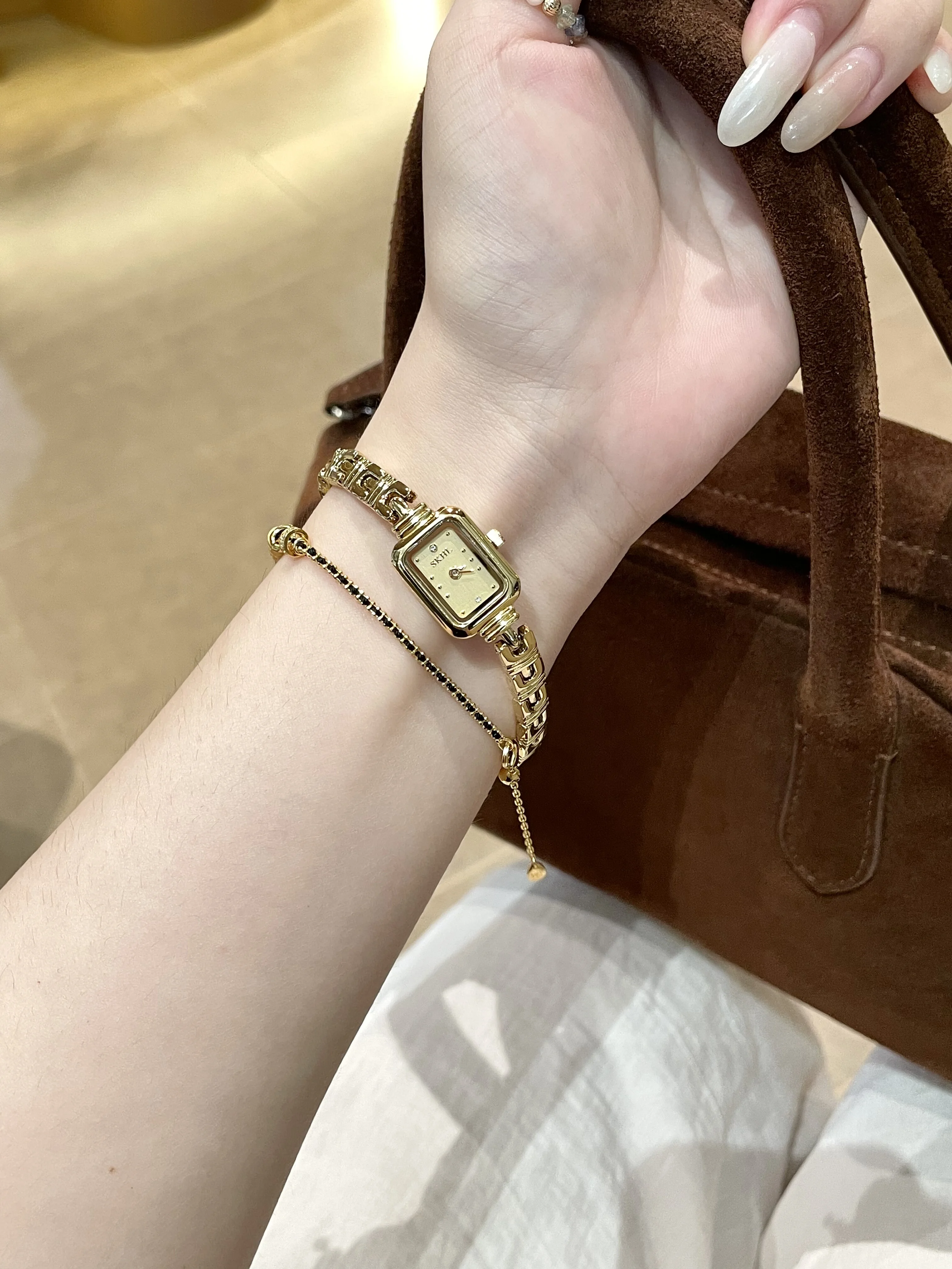 Nieuw luxe dameshorloge, klein en prachtig gouden horloge, perfect verjaardagscadeau voor meisjes, vintage design quartz polshorloge.