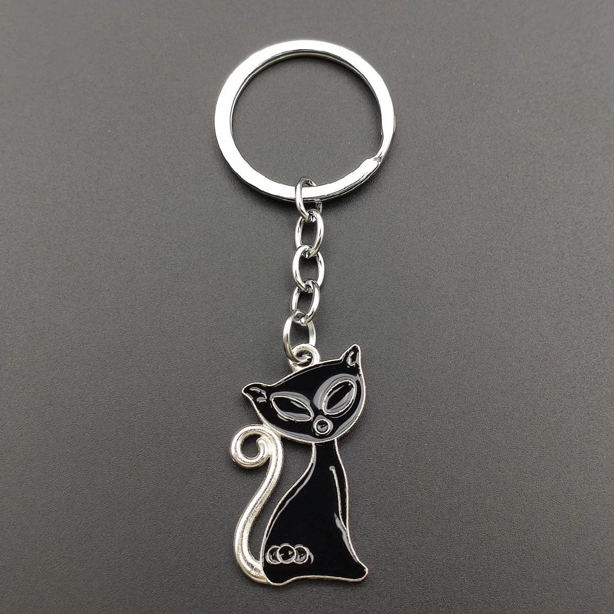 Fashion Simple Metal Cat Keyring Handbag Backpack Car Key Ring Chain Black White Cute Pendant Keychain Creative Accessories Gift