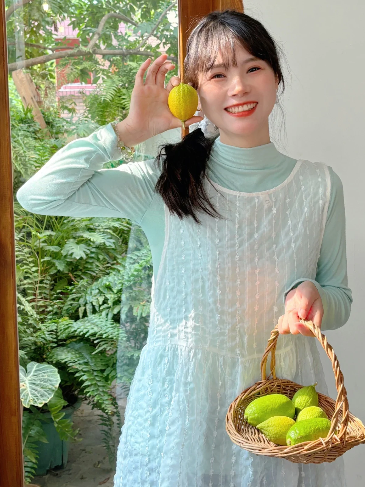 Vestido Longo em Camadas Estilo Coreano com Manga Longa e Decote em A, Verde Menta, com Renda Frontal e Traseira, Fresco e An...