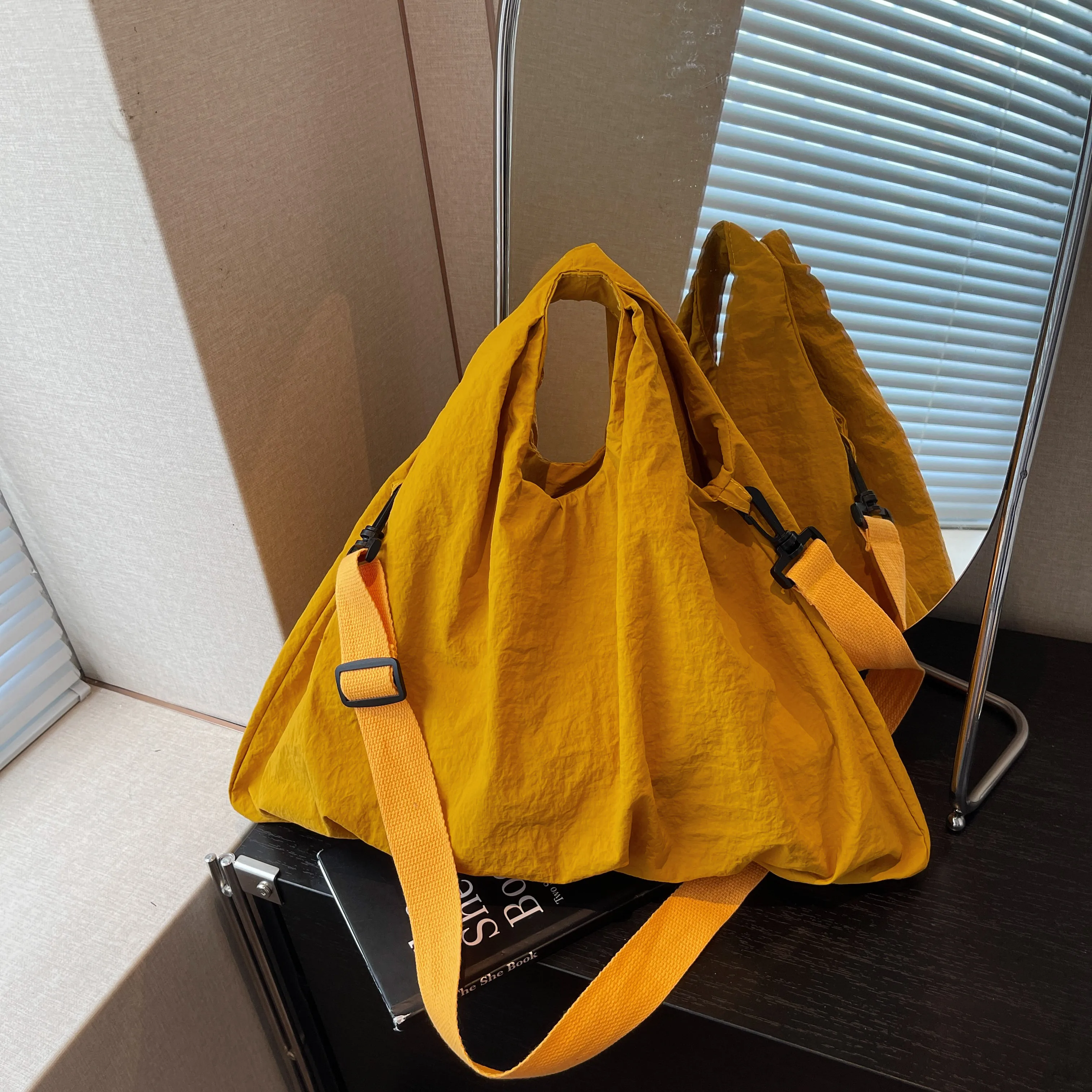 

Women's solid color pleated travel handbag simple shoulder bag commuting large-capacity underarm shopping handbag.Handbags.