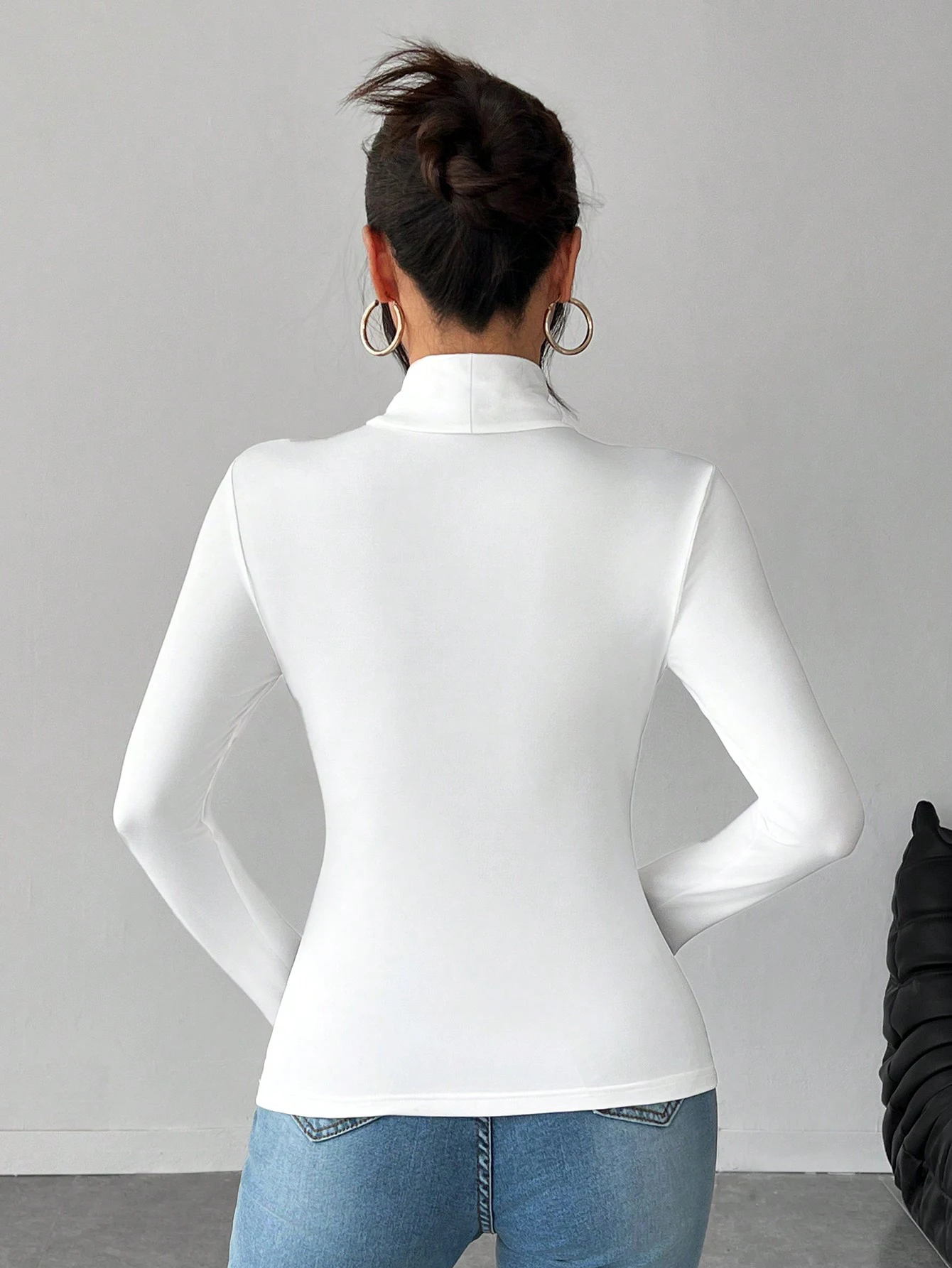 Nowy europejsko-amerykański zestaw modnych koszulek z długim rękawem i golfem w jednolitym kolorze, składający się z trzech sztuk.