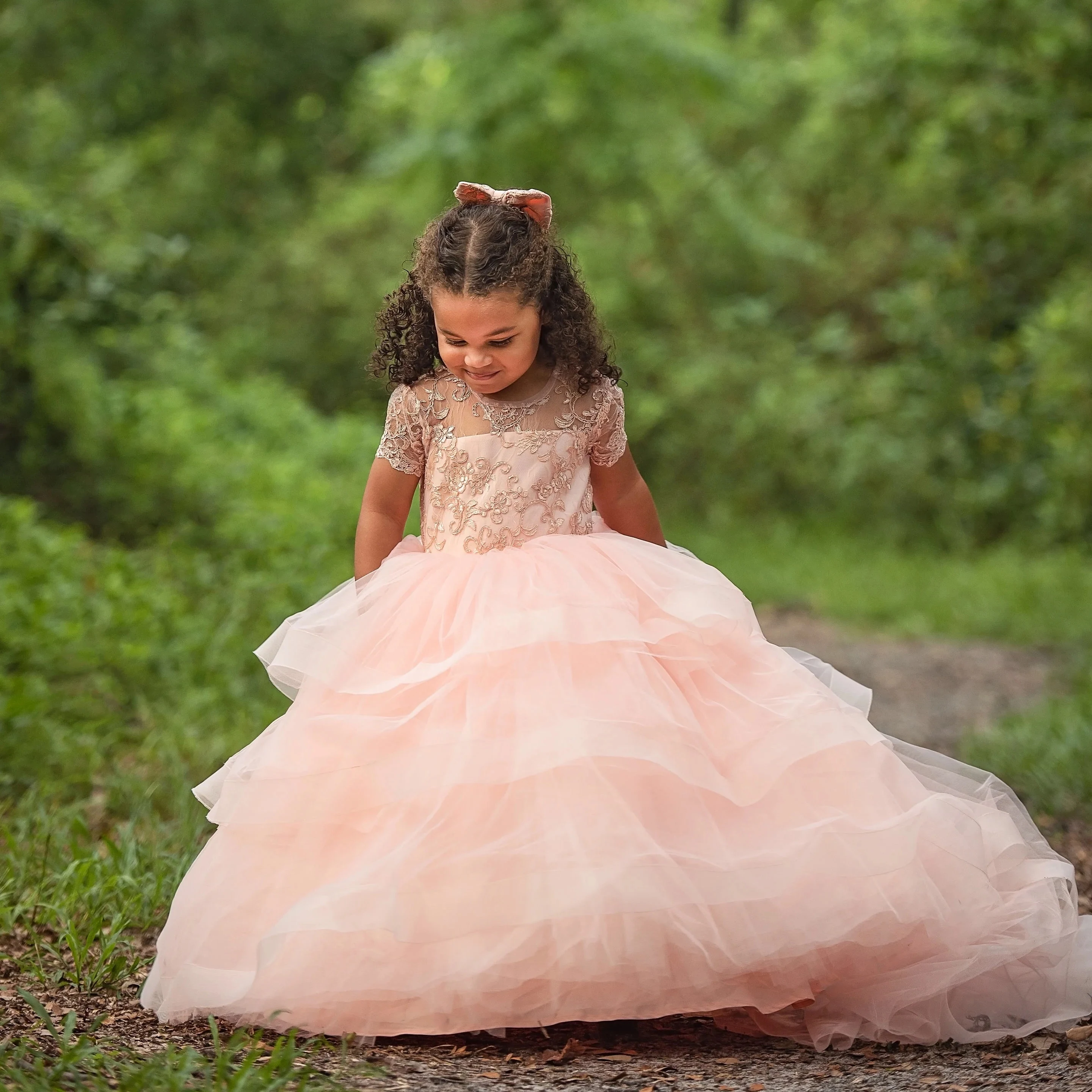 ピンクのチュールフラワーガールドレス、ウェディング用パフスリーブレース、フロア丈、ラッフル、誕生日パーティー、初めての聖体拝領、ボールガウン2024