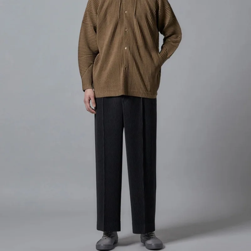 

Японские новые плиссированные мужские брюки Miyake, повседневные свободные спортивные широкие повседневные девятиминутные брюки, деловая офисная минималистичная одежда