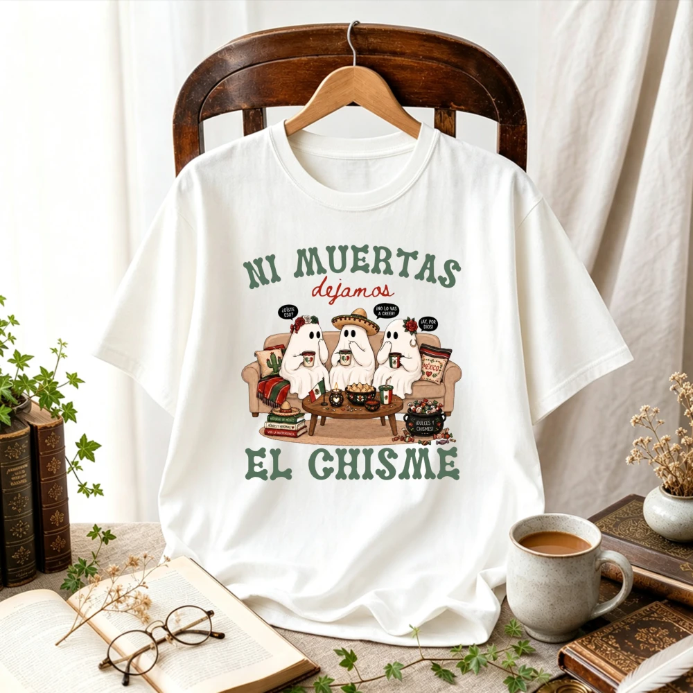 Ni Muertas Dejamos El Chisme Cute Ghosts Gossiping on Sofa Mexican Dia De Los Muertos Funny Retro Graphic Cotton T‑Shirt Tees