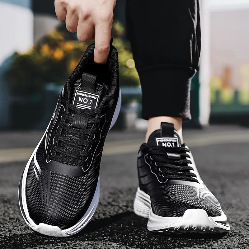 أحذية رياضية جديدة خفيفة الوزن قابلة للتنفس للرجال، أحذية كاجوال سميكة القاع للاستخدام الخارجي، عصرية تناسب الجميع