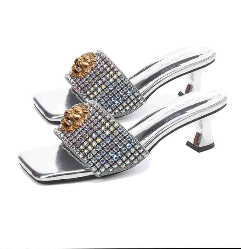 Nuevas zapatillas plateadas para mujer, zapatillas frescas con león hueco en la espalda y boca de pez, zapatillas con diamantes de imitación, conjunto de bolso con cadena B9