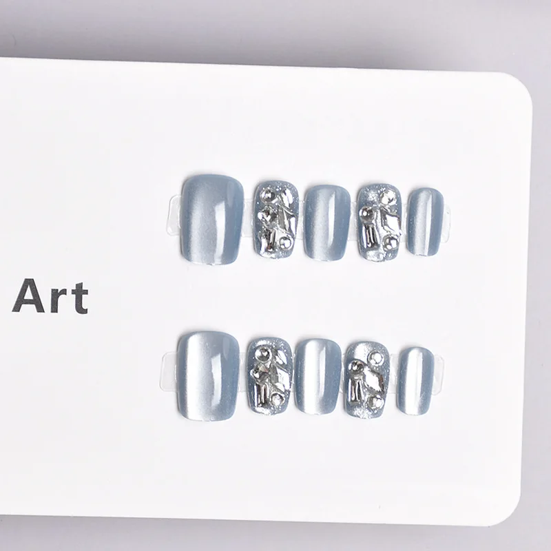 손톱에 네일 라인스톤프레스를 착용하는 아이스 블루 10개 팩