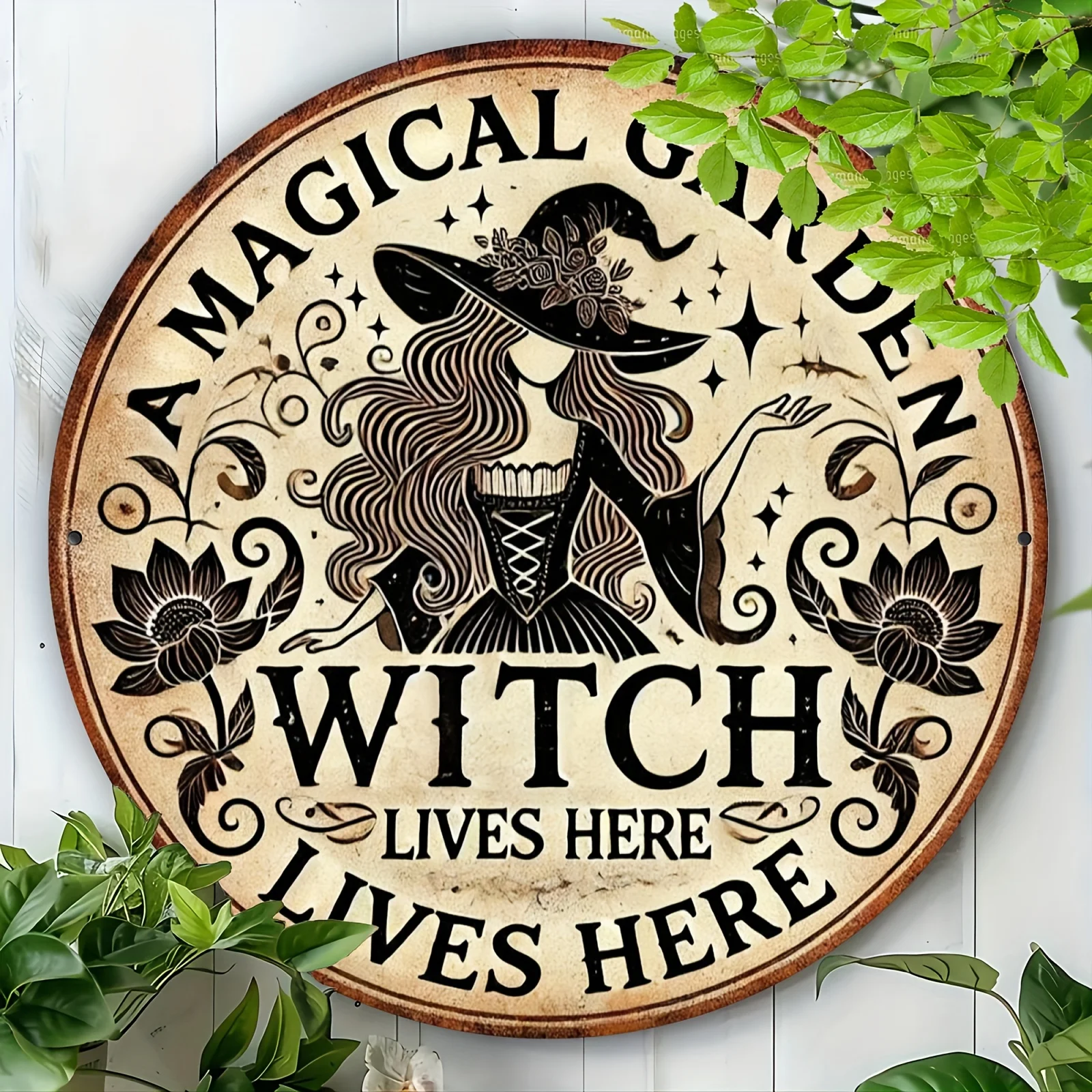 1 Stück Vintage „Magical Garden Witch Lives Here“ 8x8 Zoll rundes Metallschild – rustikale Aluminium-Wandkunst mit Hexe und Blumenmuster für