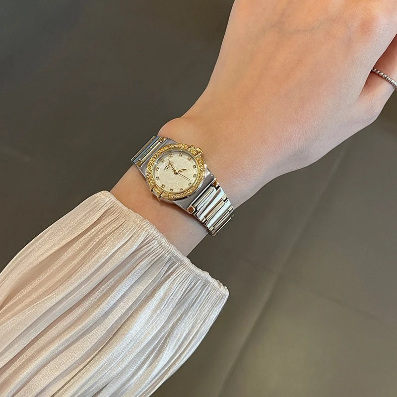 2025 جديد ضوء فاخر المتخصصة أنيقة السيدات ساعة الماس أنيق الراقية حزام ناقل من الفولاذ الاتجاه عادية ساعة كوارتز هدية عيد ميلاد
