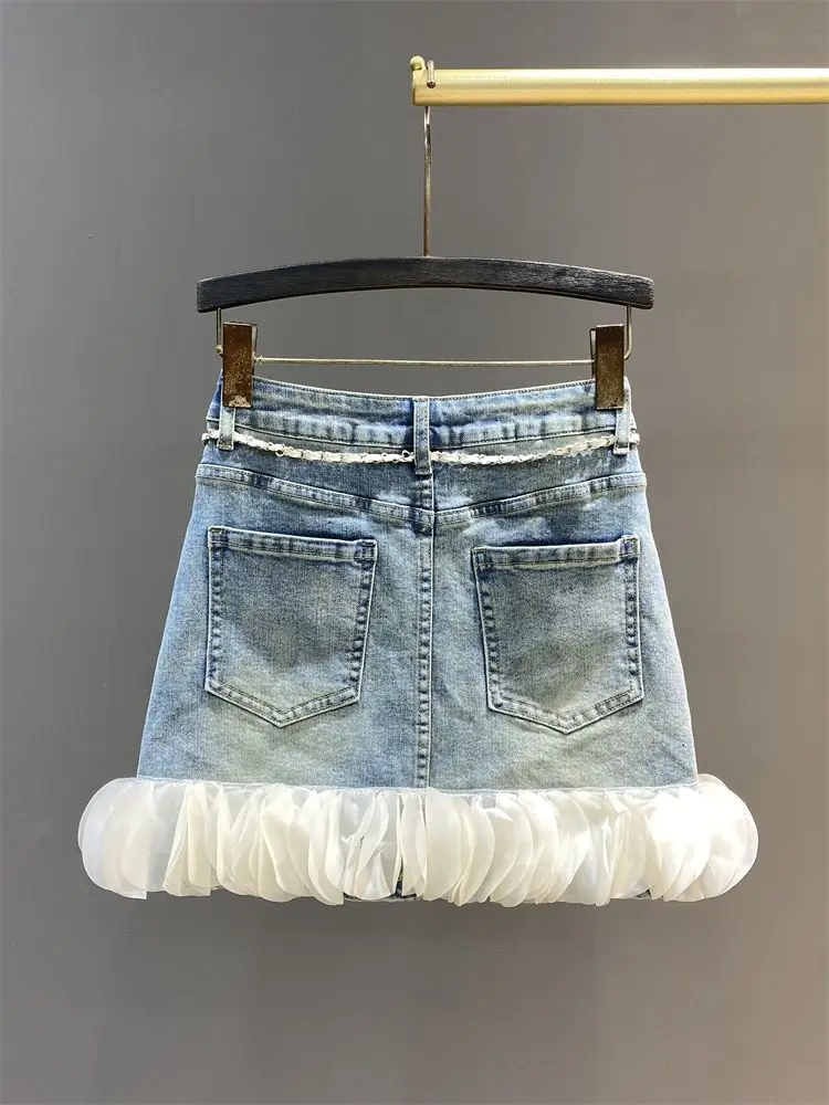 Hüft bedeckter kurzer Rock mit gespleißtem Design und Sommer-Nischen-Jeans rock 2024 mit hoher Taille für schlanke und faule Frauen