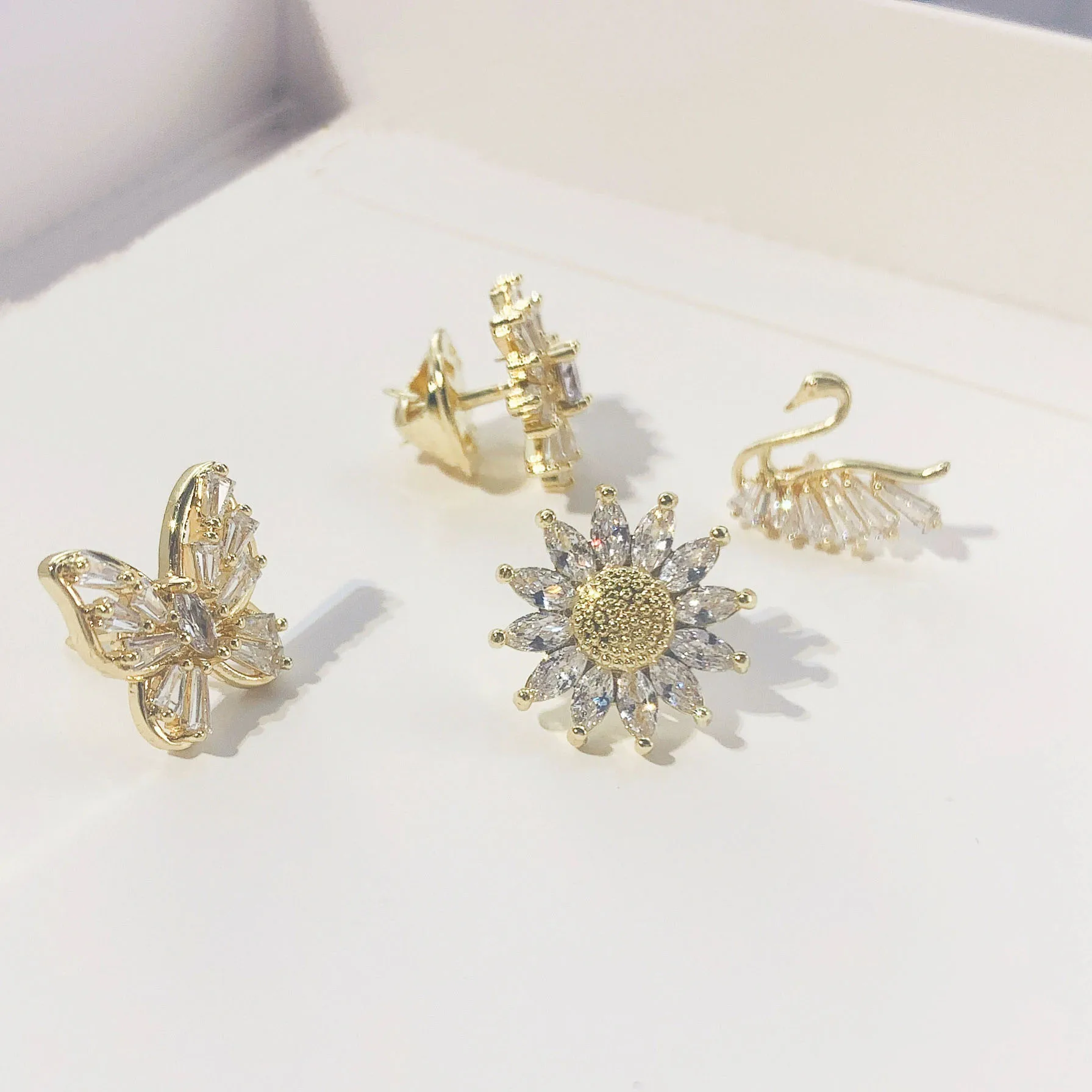 Korean Style Cute Little Animal Plant Brooches for Women Trendy Elegant Butterfly Collar Pins Suit Cardigan Bag Hat Accessories