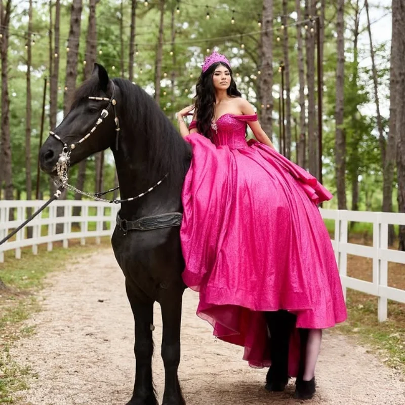 فستان Quinceanera وردي وردي لامع عاري الكتفين من الدانتيل اللامع والخرز ملصق طويل بذيل فيونكة فيستدوس دي 15 Quinceanera تخصيص #3