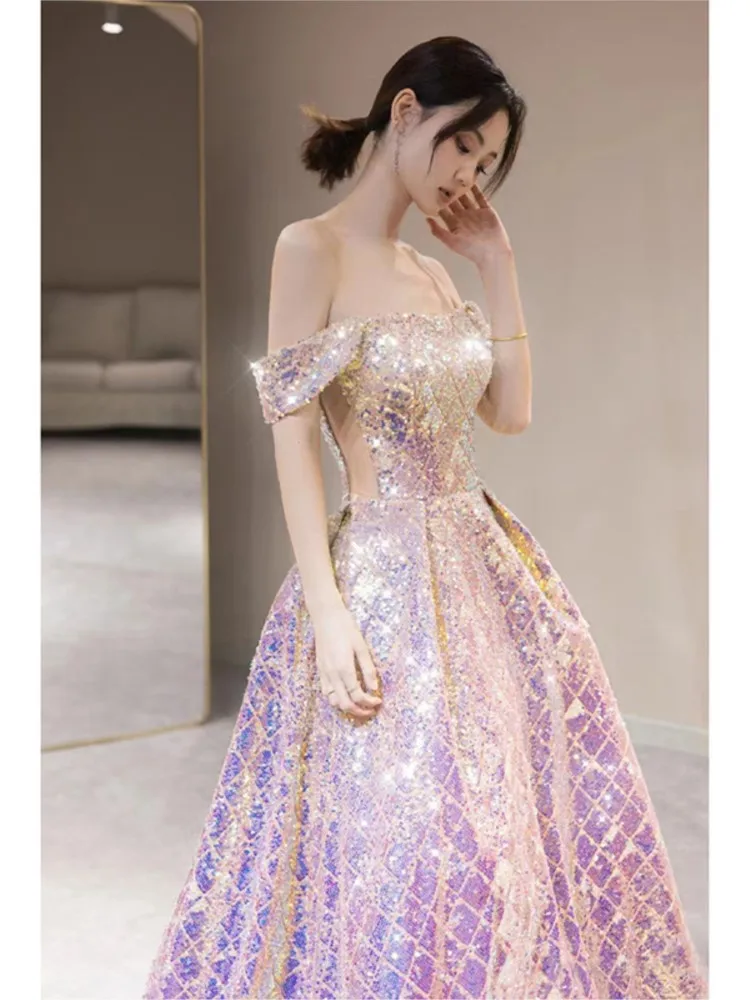 ชุดเดรสปิ้งพิธีกรเฉพาะเจ้าภาพประดับด้วยเลื่อมไหล่เดียว