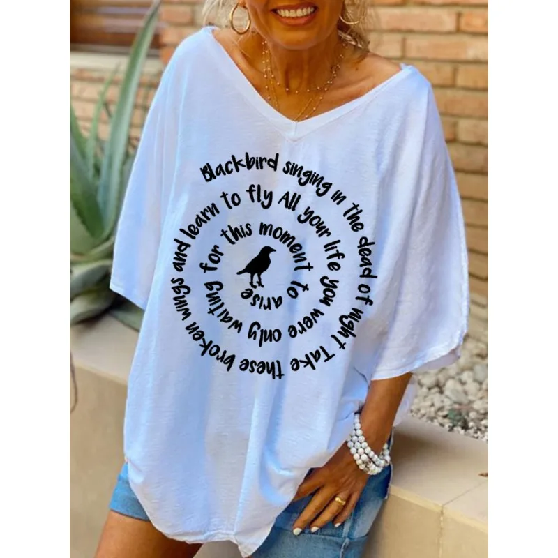 Camisetas con estampado de letras Hippie para mujer de ilstile, camisetas informales de manga corta con cuello en V y camisetas largas en blanco y negro, recién llegadas