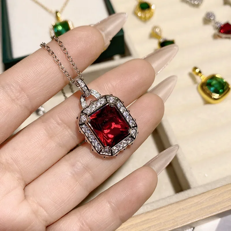 

MDL Муассанит Стиль Tiktok Взрывной Метеоритный дождь Seiko Кулон с шапочкой Позолоченная оправа Параи Зеленое ожерелье из шпинели