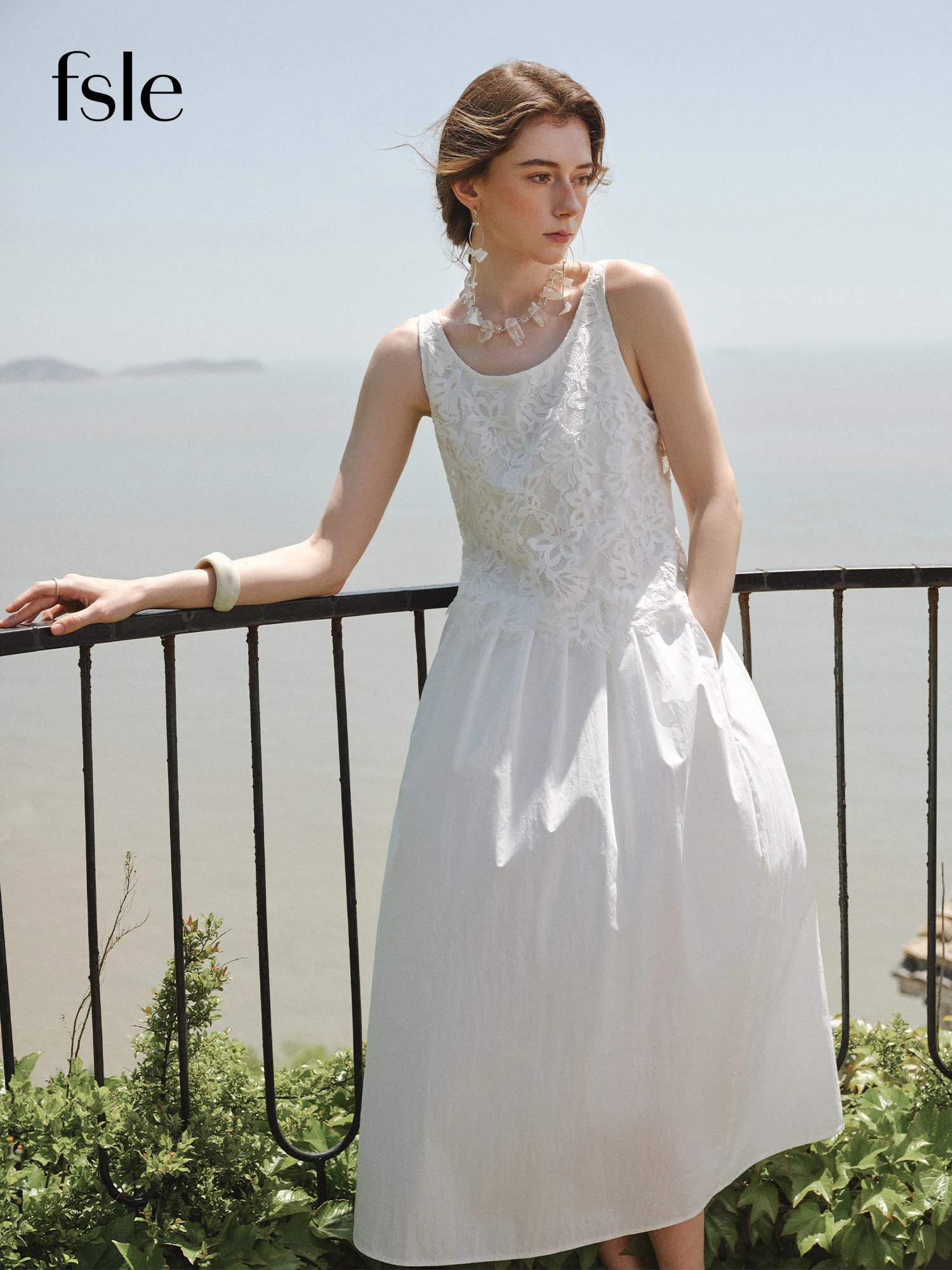 

FSLE French Vintage Cut-out Lace Patchwork Sleeveless Dress Women's New Summer 2025 Resort Style White Dresses 25FS12709