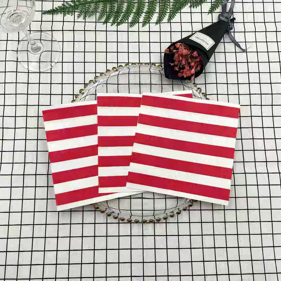 20 serviettes en papier imprimées à rayures rouges et blanches, parfaites pour les fêtes d'anniversaire, les pique-niques et les travaux manuels de découpage