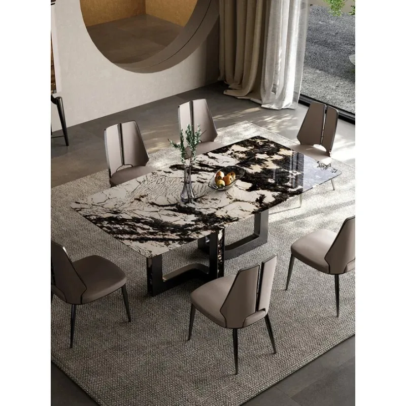 Moderner Esstisch aus hellem Luxusmarmor