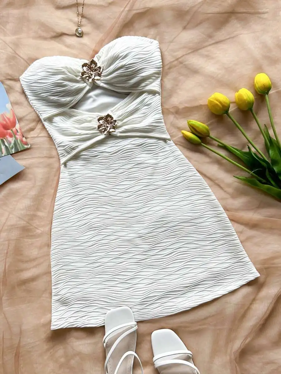 

Белое мини-платье без бретелек с драпировкой, цветочными металлическими акцентами, вязаной текстурой и облегающим силуэтом