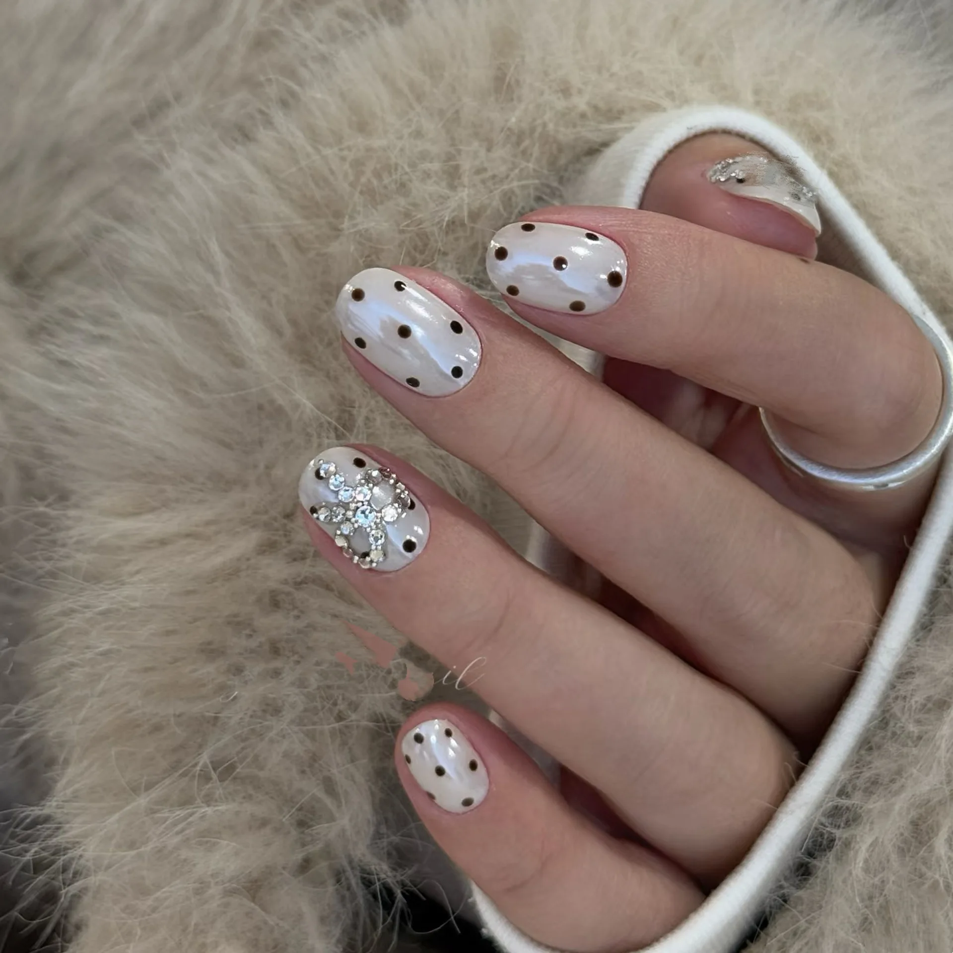 

10pcs Handmade Short Press On Nails Milk White Polka Dot Bow Diamond Design Lovely Fake Nails Wearable Nails Art Tips For Girls