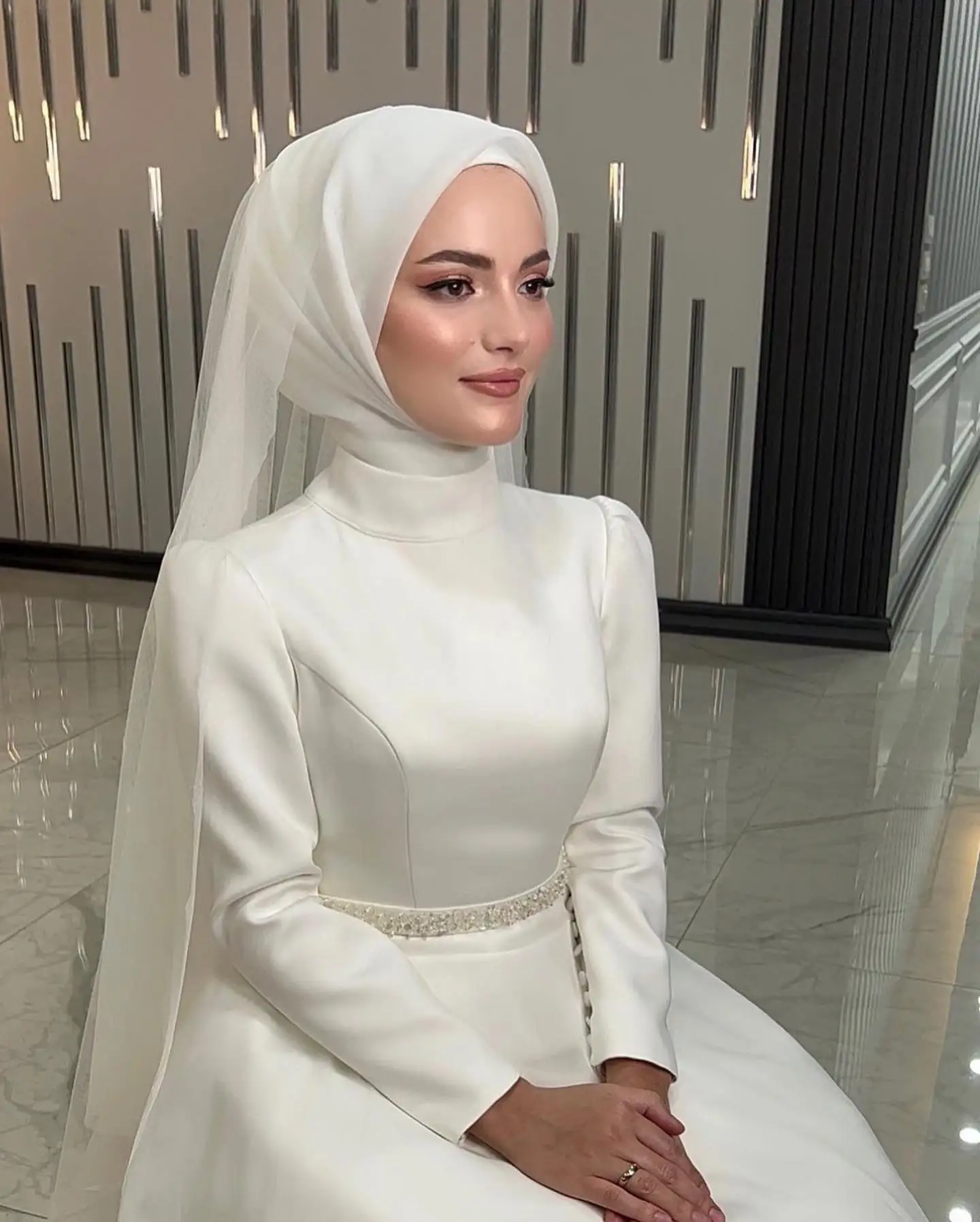 Robe de Mariée Musulmane Ivoire, Col Haut, Manches sulf, Balayage Traîne, Ceinture Perlée, Hijab, pour Femme, Patients, Quelle que soit