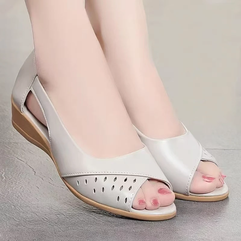 

Женские кожаные сандалии на танкетке с открытым носком, новые летние сандалии на мягкой подошве, нескользящие дышащие легкие сандалии без шнуровки для пожилых людей