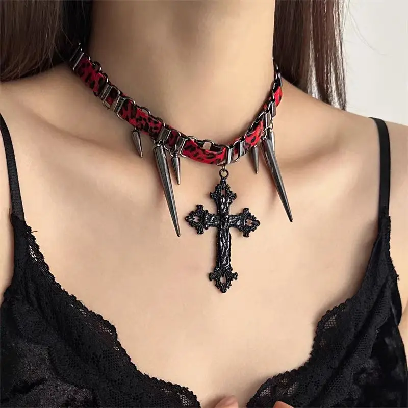 

Dark cross Beaded collarbone chain female heavy industry Spice Girl advanced sense sweet cool neck chain necklace rivet hip hop
