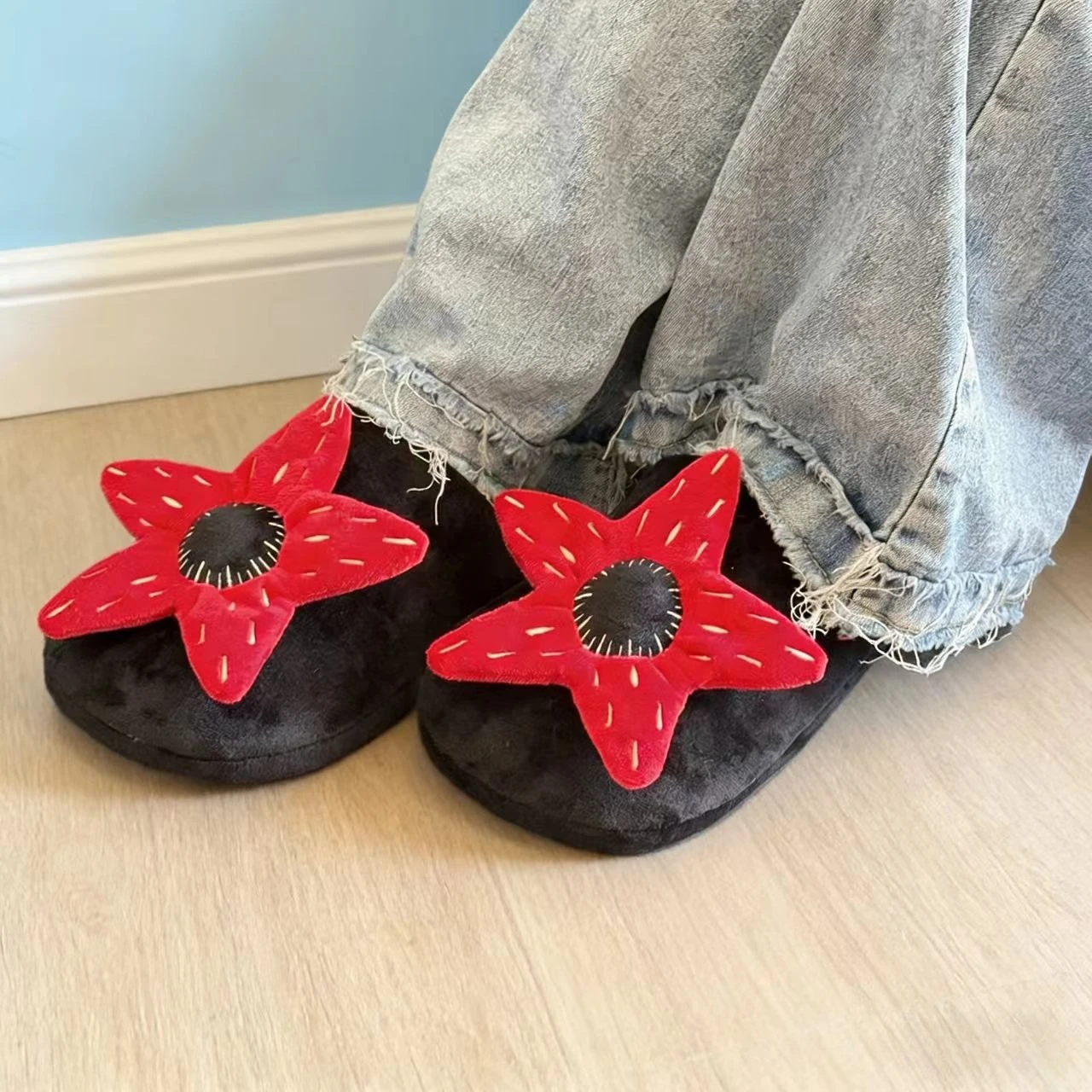 

2026 new indoor fluffy slippers, hot movie peripheral, neutral, plush shoes, simple design, suitable for Christmas gifts