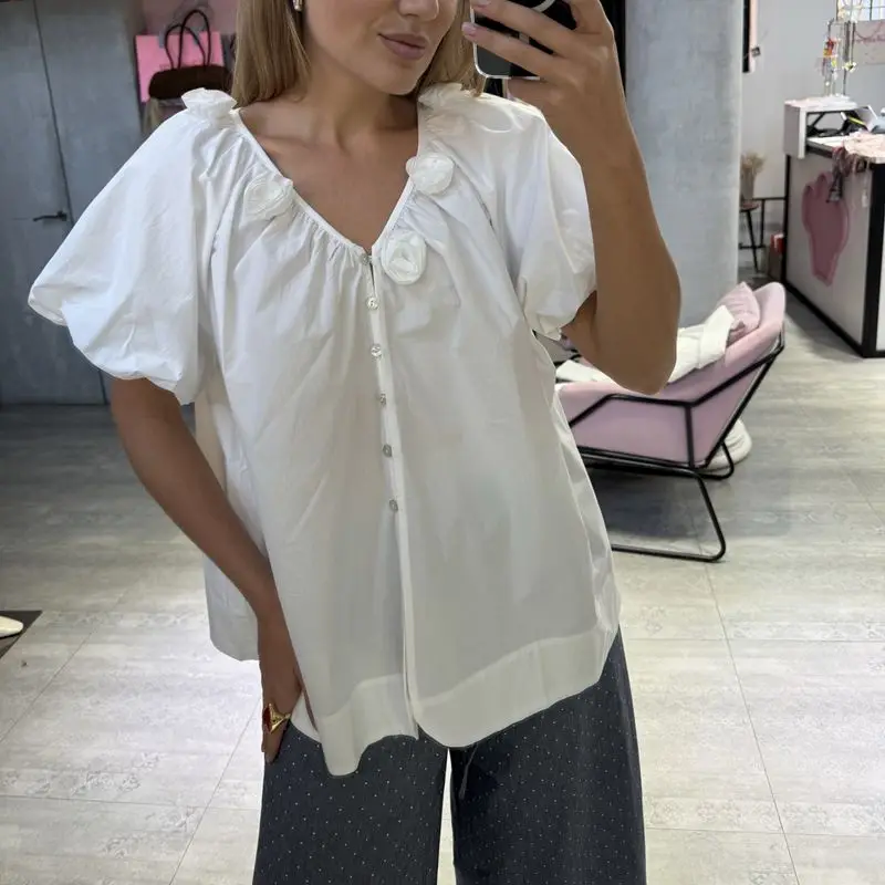 เสื้อเชิ้ตผู้หญิงลายดอกไม้ 3 มิติ ของคอมบฮาซากิ เสื้อแฟชั่นฤดูร้อน สีพื้น ติดกระดุม คอวี ทรงหลวม แขนสั้น