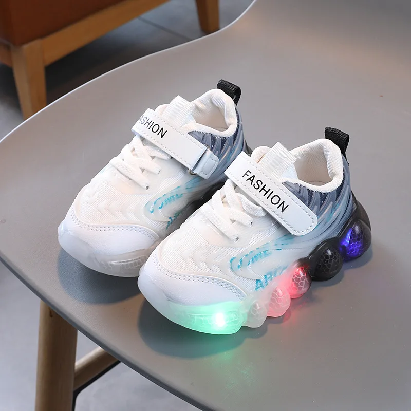 Scarpe sportive moda bambino primavera moda luminosa traspirante bambini ragazzi scarpe a rete ragazze scarpe da ginnastica a LED con scarpe da