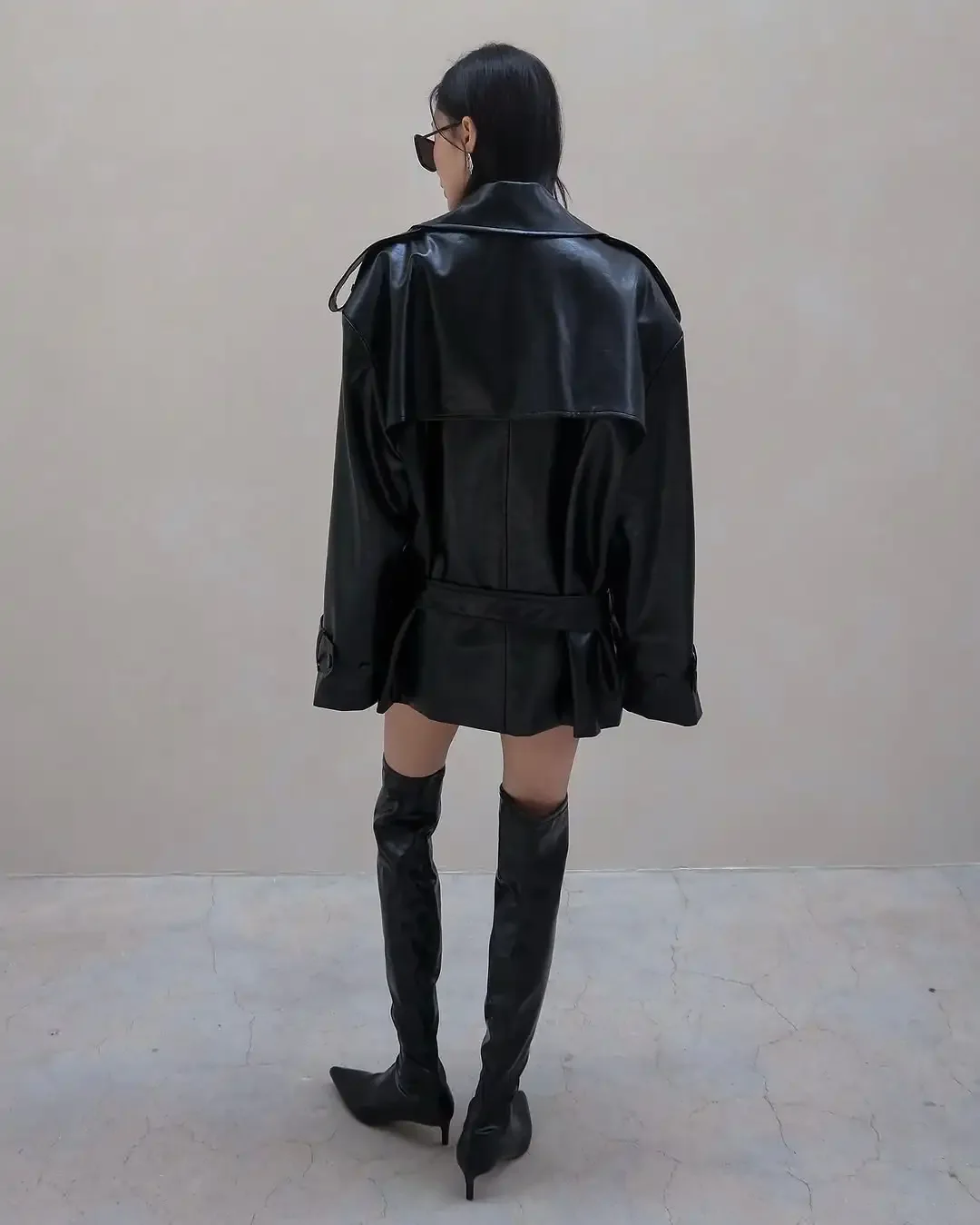 سترة جلدية سوداء أنيقة مزدوجة الصدر للنساء موضة الوقوف طوق كم كامل التلبيب معطف فضفاض الربيع سيدة ملابس خارجية يومية 2026 #5