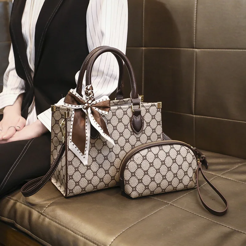 

Women's Messenger Bag in Genuine Leather - Crossbody Shoulder Strap Popular Classic Elegant Luxury Design