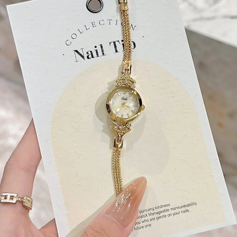 Orologio da donna ultrasottile alla moda Orologio da polso al quarzo con quadrante piccolo dorato di lusso Orologio da polso da donna semplice ed elegante da donna