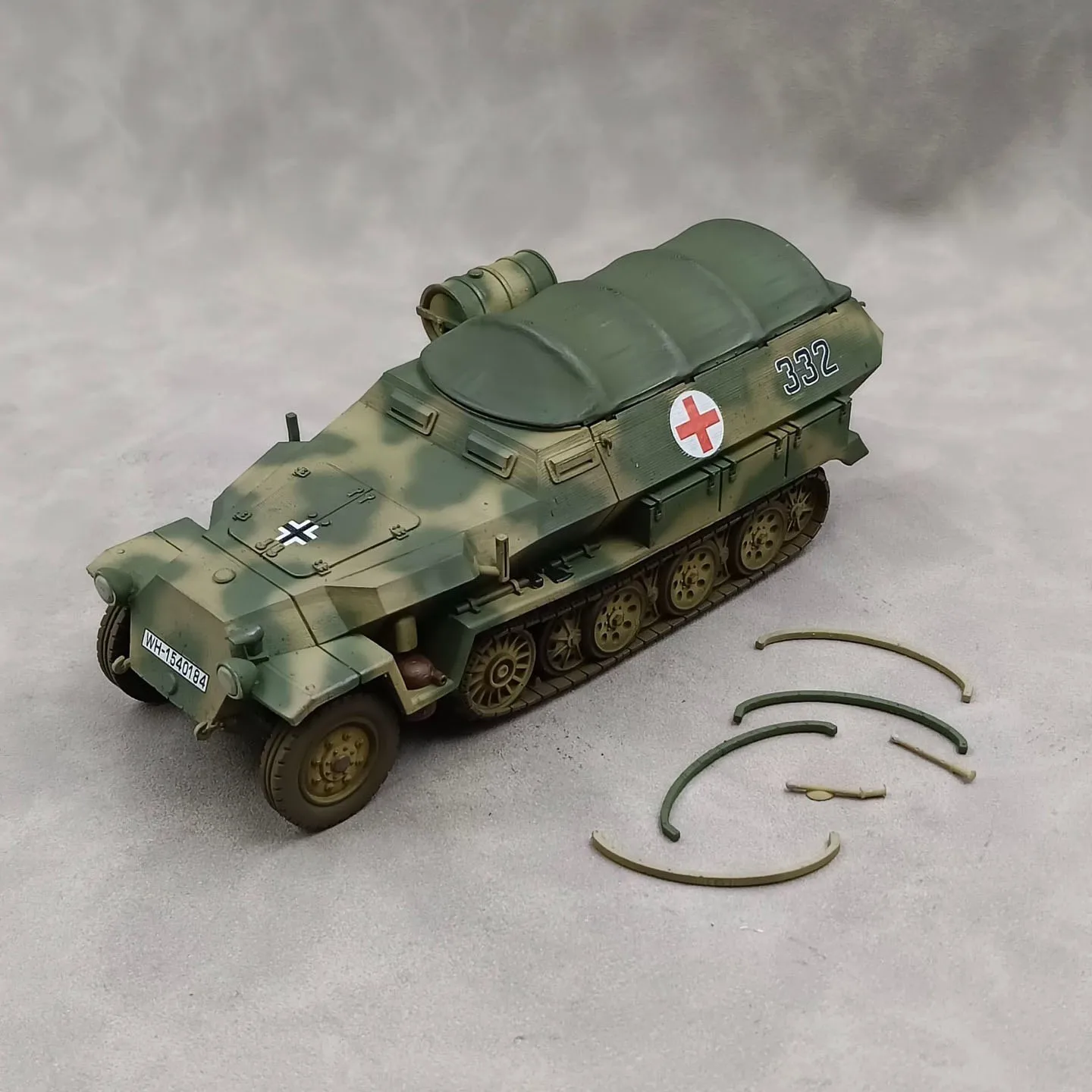 1/35 German armored ambulance (includes 2 soldiers)  , SLA printing hand-colored finished model decorative ornament