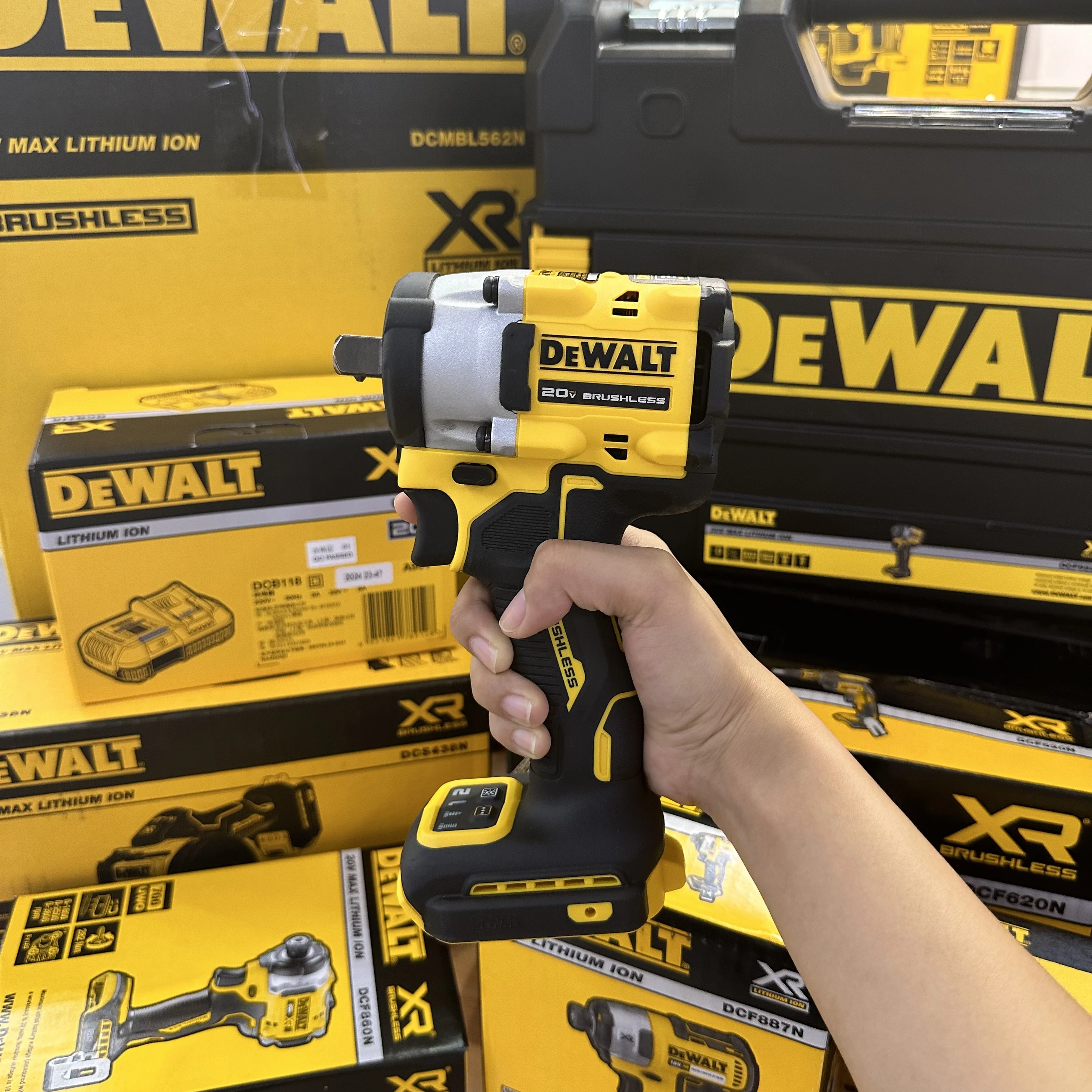 Dewalt 20V Brushless Impact Wrench DCF922 1/2 in Cordless Electric Wrench With Detent Pin Anvil ATOMIC 610NM High Torque Wrench