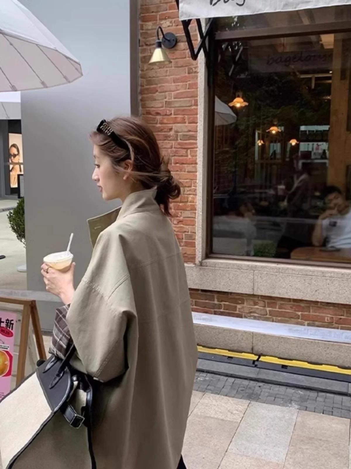 เสื้อโค้ทผู้หญิงแบบยาวปานกลาง รุ่นใหม่สำหรับฤดูใบไม้ผลิ สไตล์อังกฤษ ทรงหลวม ใส่ได้หลากหลาย ผลิตจากเส้นใยโพลีเอสเตอร์ ติดกระดุม